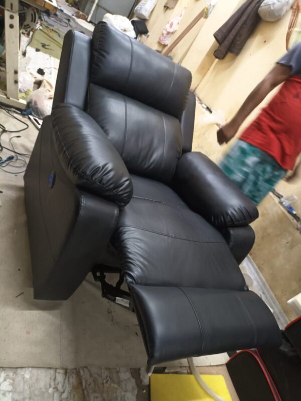 Single seat home theatre recliner (Woodsmoke)